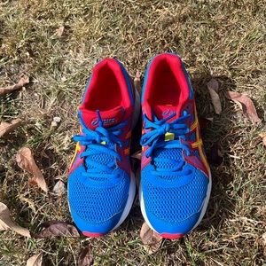 Men’s ASICS tennis shoes